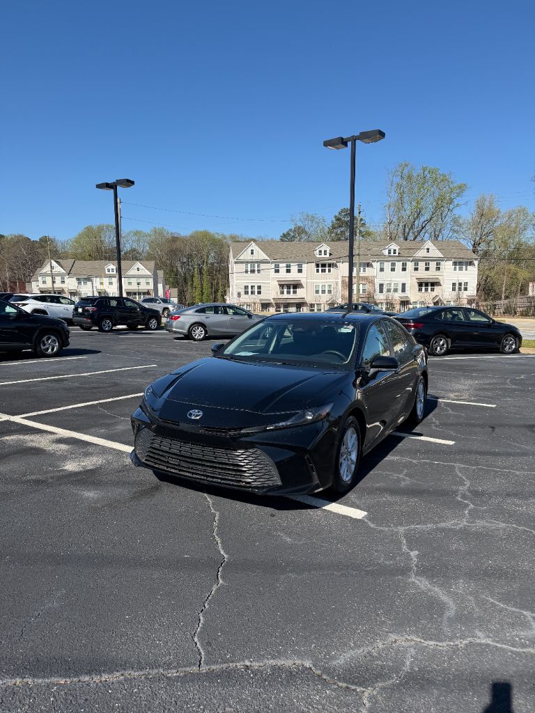 2025 Toyota Camry LE Hybrid's photo